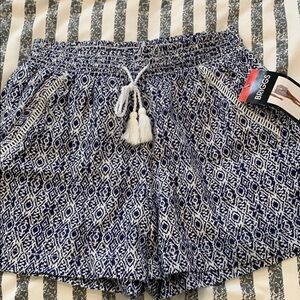 Briggs New York High Waist Blue and White Patterned Shorts